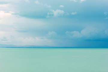 Fototapeta na wymiar beautiful lake in turquoise color