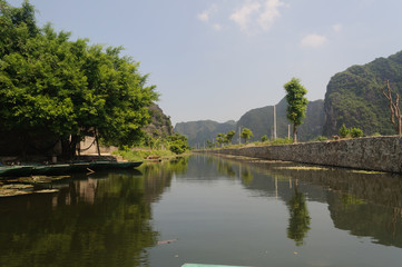 Obraz premium Tour en un bote de remos llamado sampán por el rio Ngo Dong en Tam Coc, provincia de Ninh Binh, Vietnam