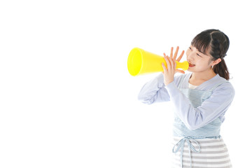 メガフォンで応援をする若い主婦