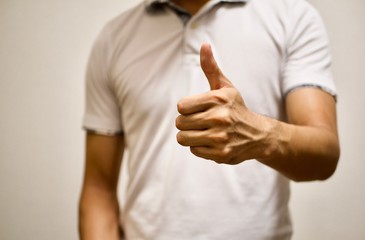 親指を立てて、いいねのジェスチャーをする男性