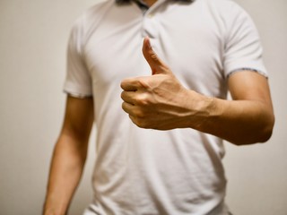 親指を立てて、いいねのジェスチャーをする男性