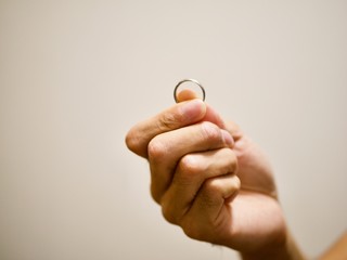 手に握りしめられた結婚指輪