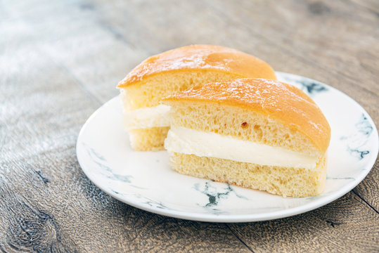 French dessert butter brioche Tarte tropezienne