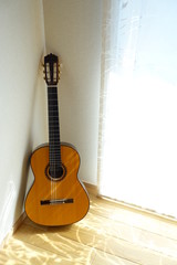 Fototapeta na wymiar 部屋に置かれたギター　acoustic guitar on the wall