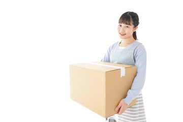 宅配便を受け取る若い主婦