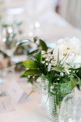 bouquet of white flowers wedding table