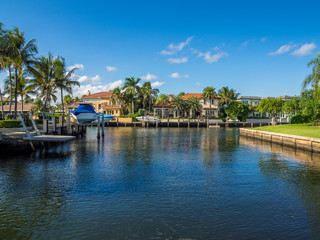 Fototapeta na wymiar Waterfront neighbourhood in South Florida