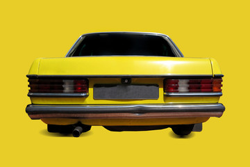 Carro vintage amarelo isolado sobre fundo amarelo