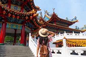 Tafelkleed Een vrouwelijke toerist bezoekt bezienswaardigheden en reist naar de Thean Hou-tempel in Kuala Lumpur, Maleisië. © BUSARA