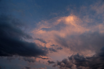 Fototapeta na wymiar Himmel und Wolken bei Sonnenuntergang