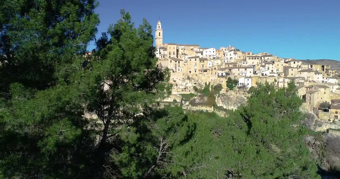 dron sobrevuela pueblo mediterr&aacute;neo de Espa&ntilde;a junto a iglesia