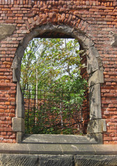 offenes Fenster in einer Ruine