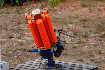 Automatic machine for throwing plates for shooting. Throwing machine for bench shooting. catapult for shooting Skeet