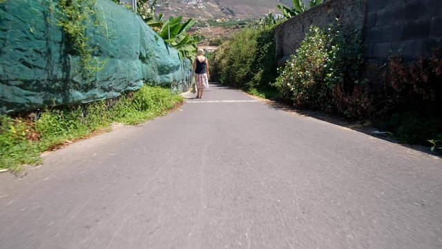 Teneriffas Nordk&uuml;ste zwischen Puerto de la Cruz und El Bollullo. Bananenplantagen &ndash; Felsen &ndash; Brandung &ndash; Meer. dieser Wanderweg entlang der Steilk&uuml;ste bei La Orotava ist ein Insidertipp f&uuml;r Touristen. 