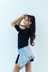 MUJER JOVEN MODELANDO ROPA DEPORTIVA