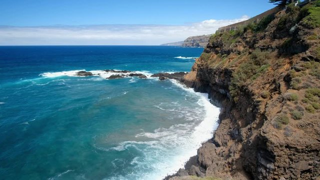 Teneriffas Nordk&uuml;ste zwischen Puerto de la Cruz und El Bollullo. Bananenplantagen &ndash; Felsen &ndash; Brandung &ndash; Meer. dieser Wanderweg entlang der Steilk&uuml;ste bei La Orotava ist ein Insidertipp f&uuml;r Touristen. 