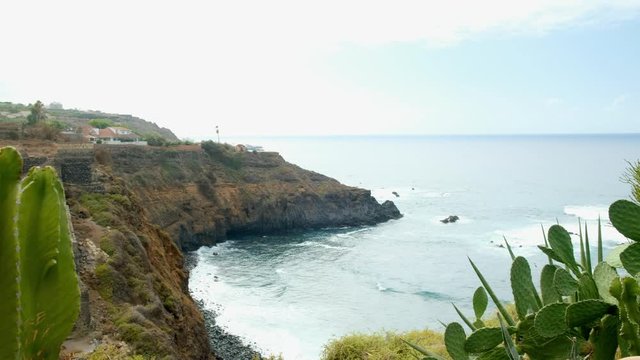Teneriffas Nordk&uuml;ste zwischen Puerto de la Cruz und El Bollullo. Bananenplantagen &ndash; Felsen &ndash; Brandung &ndash; Meer. dieser Wanderweg entlang der Steilk&uuml;ste bei La Orotava ist ein Insidertipp f&uuml;r Touristen. 