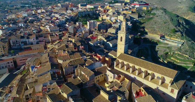 dron sobrevuela bello pueblo mediterr&aacute;neo cerca de iglesia y tejados