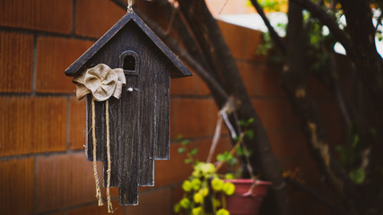Casa vieja de madera para pájaros en jardín 