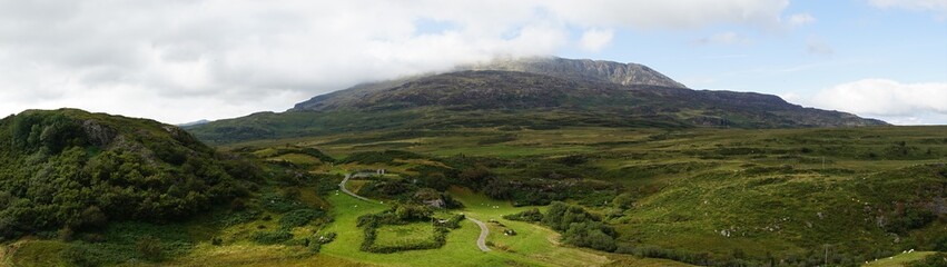 Naklejka premium Pastoral Farmland and Mountain Range