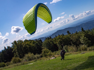 Obraz premium parapendio foresta nera