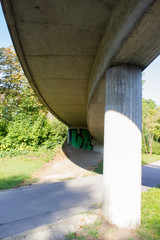 Brücke von unten mit Betonsäule und Grafitti