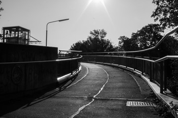 Radweg Brücke in Schwarz und weiß mit Gegenlicht