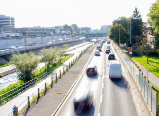 zweispurige Straße mit Fahrzeugen von hinten wegfahren