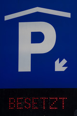 Parkgarage Hinweisschild blau mit P weiß und elektronischem Hinweis