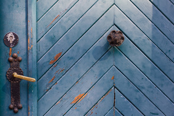 Eingangstor mit einem alten Türgriff und einem Zuggriff in türmitte