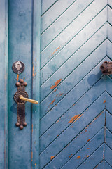 Holztüre, Eingang Hauseingang mit blauer Farbe antik alt