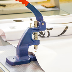Advertising technology / Banner eyelets with eyelet press