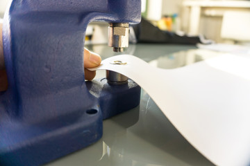 Advertising technology / Banner eyelets with eyelet press