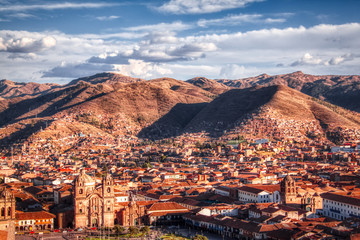 Fototapeta na wymiar Cuzco city view of the mountains and the main square park