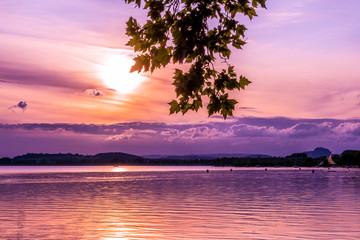 Fototapeta na wymiar Traumhafter Sonnenuntergang mit schöner Wolkenstimmung am Bodensee Sommer 