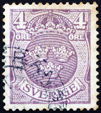 Postage stamp Sweden 1910 arms, three crowns