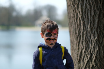 Junge mit Facepanting als Pirat