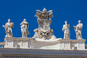 Obraz premium Detail of the Chigi coats of arms and the statues of saints that crown the colonnades of St. Peter Square built on 1667 on the Vatican City