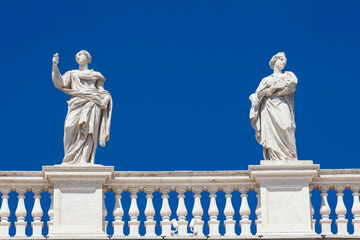 Obraz premium Detail of the statues of saints that crown the colonnades of St. Peter Square built on 1667 on the Vatican City