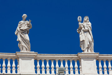 Obraz premium Detail of the statues of saints that crown the colonnades of St. Peter Square built on 1667 on the Vatican City