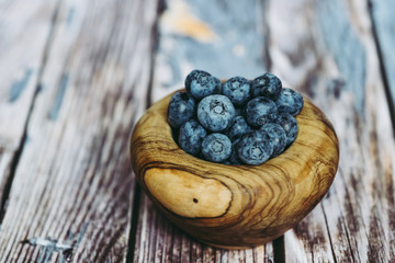 Myrtilles fraichement cueillies dans un bol en bois