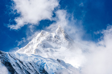 Sneeuw bedekte bergtoppen in de Himalaya, Nepal.