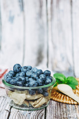 Myrtilles du jardin dans un petit pot en verre