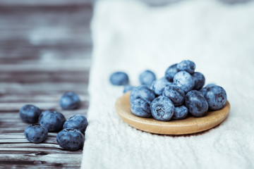 Myrtilles fraiches sur une coupelle en bois
