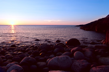 Obraz premium Rocky beach on the shore of the Barents Sea at sunset