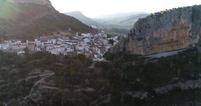 pueblo de monta&ntilde;a vuelo dron en risco y bosques