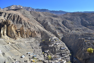 インドのヒマラヤ山岳地帯　スピティ谷のダンカル村　美しい山と川と青空 © koujim30