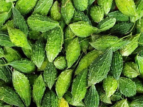 Bitter gourd sale in Bangkok Fresh Market.(Momordica charantia&nbsp;L) Cucurbitaceae.Bitter cucumber will have a small and bitter effect .Surface Balsam apple background . 