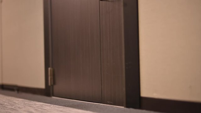 ホテルの部屋から中年男性が出てくる