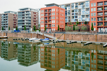 Eine H&auml;userzeile mit Eigentumswohnungen im Frankfurter Westhafen